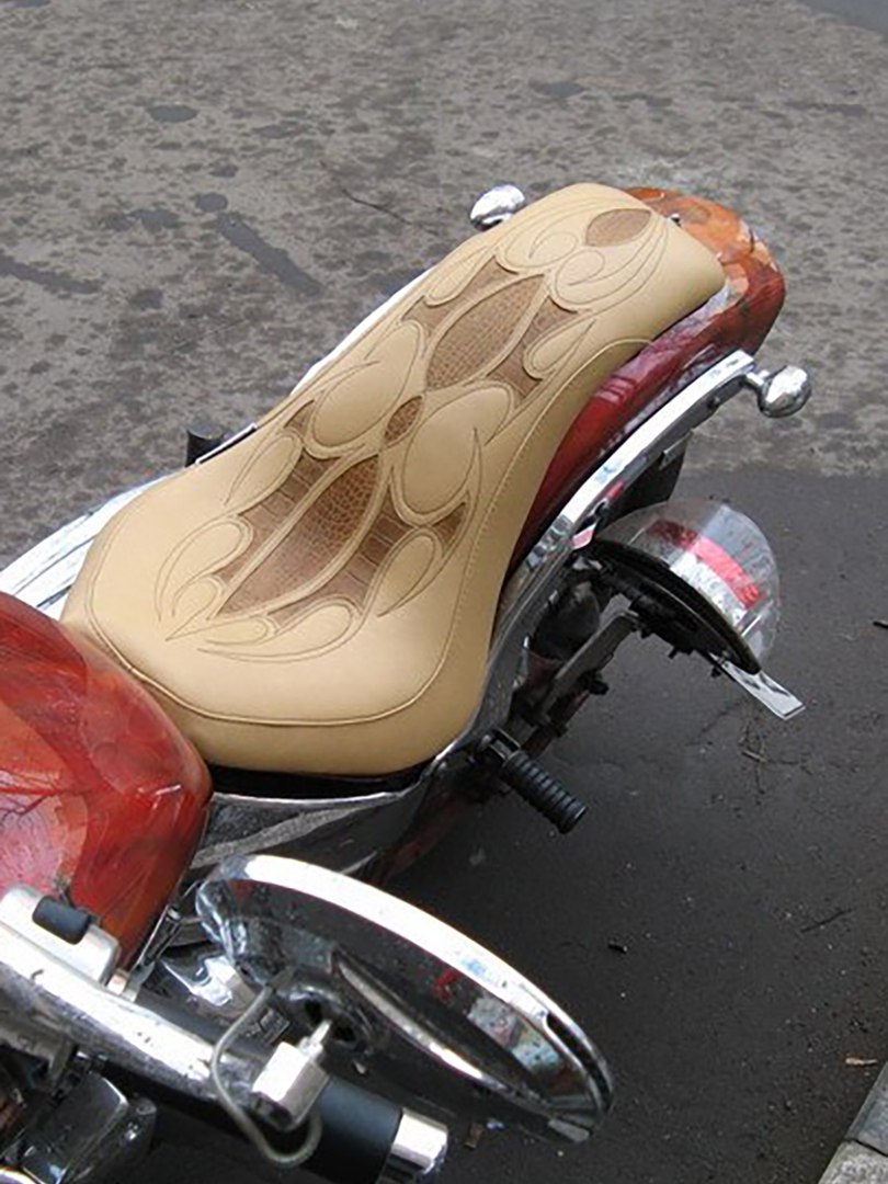 Эксклюзивное кожаное сиденье для мотоцикла (мото-седло) с декоративными вставками